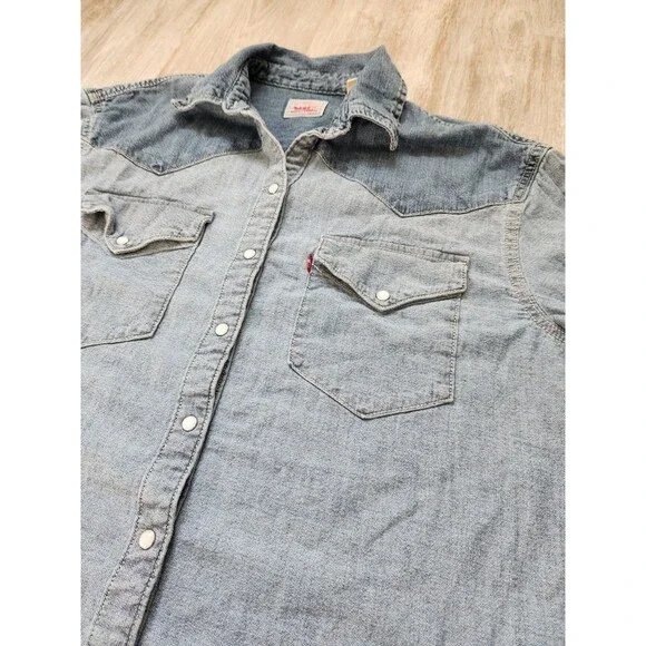 Levi’s Western Pearl Snap Denim Shirt Light Wash Button Down Women’s Small EUC - Picture 2 of 8